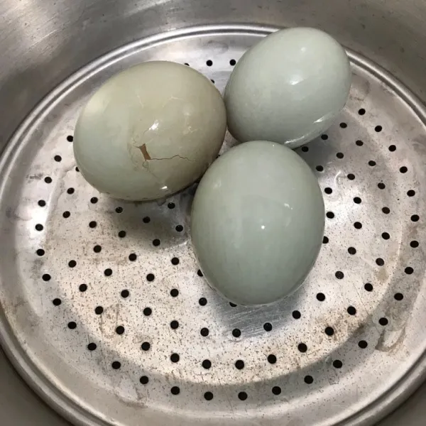 Jika sudah beberapa hari sesuai yang diinginkan bisa dipanen. Saya panen setelah 22 hari. Keluarkan telur, bilas dan bisa langsung dikukus atau bisa disimpan mentah di dalam kulkas. Hasil kukusan bisa dilihat dengan membelah telur dan senang sekali kuningnya masir dan berminyak.