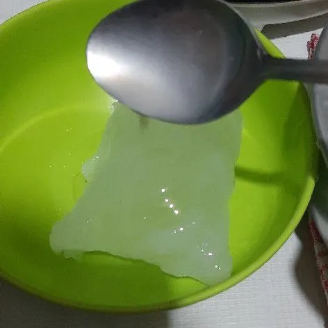 Membuat kopyor sintetis : Siapkan es batu kemudian tuang jelly sedikit demi sedikit sambil diaduk agar didapat jelly yang hancur seperti kopyor.