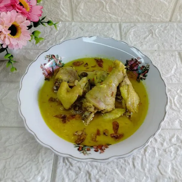 Tuang kare ayam di mangkuk. Taburi dengan bawang merah goreng dan sajikan hangat.