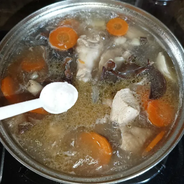 Bumbui dengan garam, lada bubuk, gula pasir dan kaldu jamur.