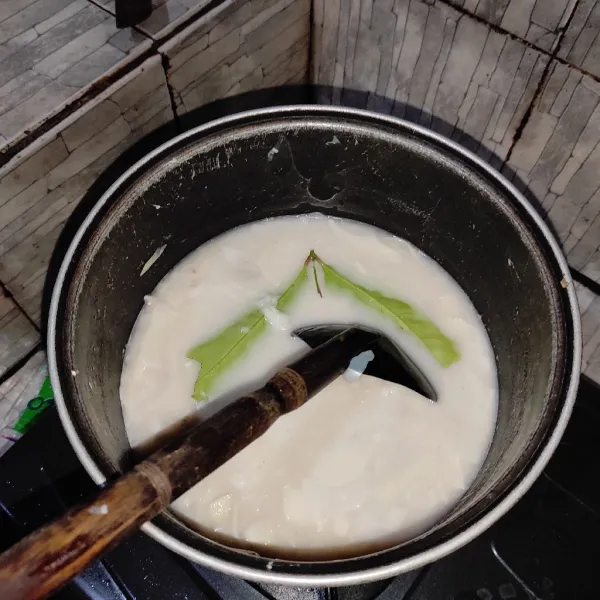 Masukan bumbu halus, daun salam, gula, dan penyedap rasa. Masak sampai mendidih sambil sesekali di aduk agar santan tidak pecah.