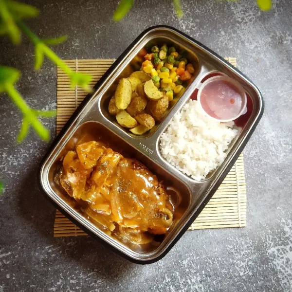 Sajikan steak dengan mix vegetables, saus, dan kentang goreng. Terakhir taburi parsley kering.