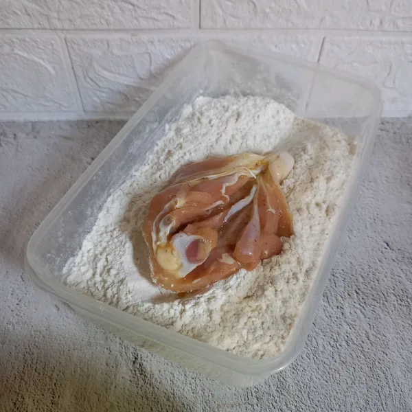 Kemudian baluri ayam dengan tepung bumbu.