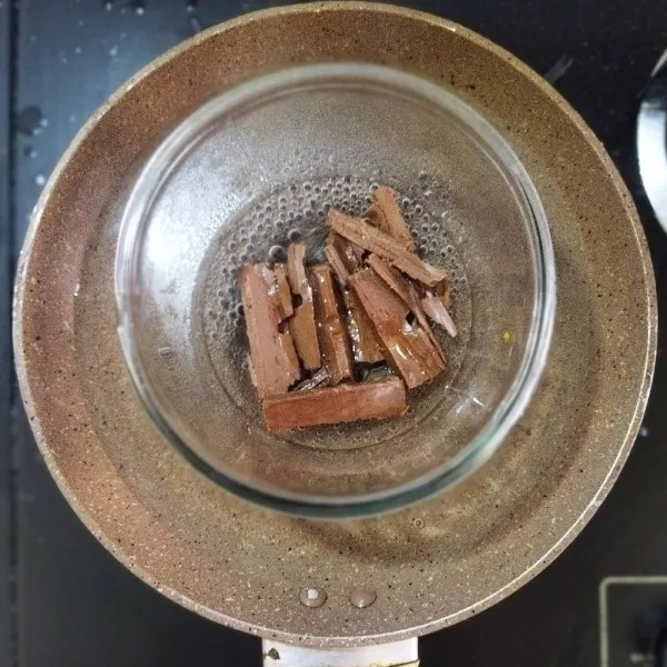 Cairkan coklat DCC bersama sedikit minyak dan krim segar hingga cair, dengan cara di tim di atas air panas.