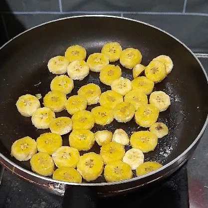 Panaskan margarin kemudian tumis pisang hingga wangi, sisihkan.