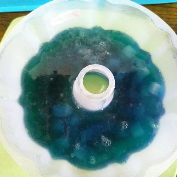 Tuang puding telang dan diamkan sampai set.