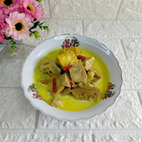 Tuang sayur lodeh ke mangkuk dan sajikan.