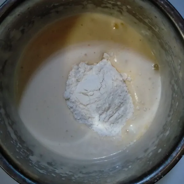 Masukkan terigu, aduk rata perlahan menggunakan spatula.