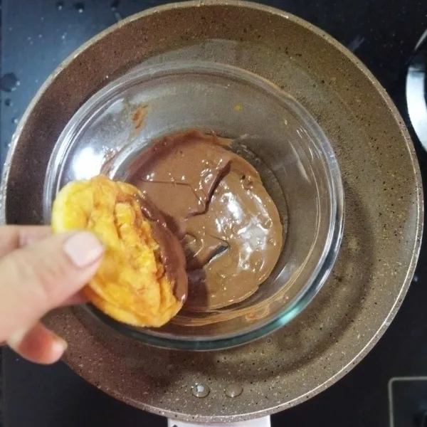 Celupkan donat ke coklat cair dan tebar dengan sprikle sugar. Dekorasi sesuai selera, Doffle siap dihidangkan.