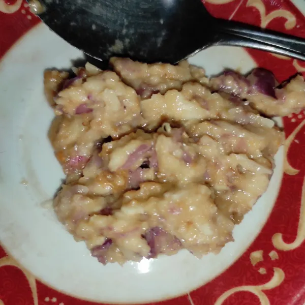 Haluskan ketumbar, kemiri, garam, bawang putih, bawang merah.
