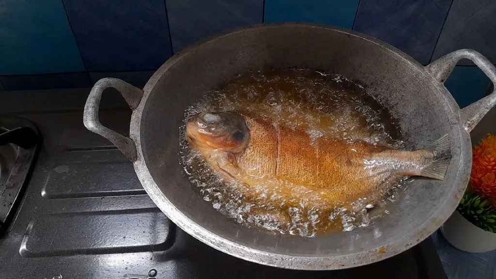 Goreng ikan di minyak panas.Goreng hingga matang sekali balik saja supaya ikan tidak hancur.