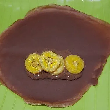 Siapkan 1 lembar dadar, tambahkan 1 sdt vla coklat dan tambahkan pisang lalu gulung. Lakukan hingga habis dan sajikan.