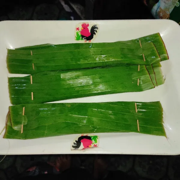 Siapkan daun pisang. Ambil adonan 2 sdm, bungkus ke dalam daun pisang. Lakukan sampai habis.