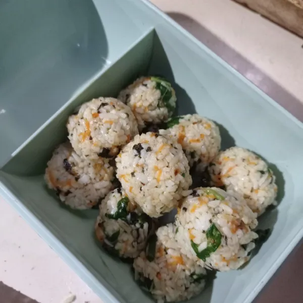 Kalau bentuk nasi jadi bulat bulat, tata pada kotak bekal, sisihkan dahulu.
