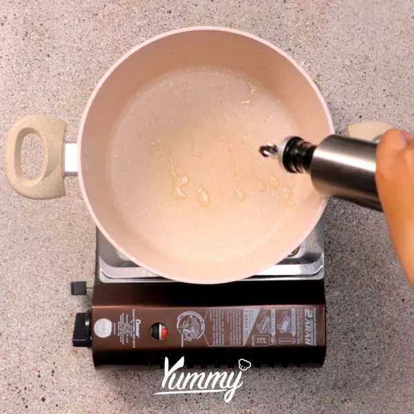 Siapkan panci, tuang minyak dan masukkan bawang putih, lalu tumis hingga harum. Tuang kaldu ayam, kemudian rebus hingga mendidih.