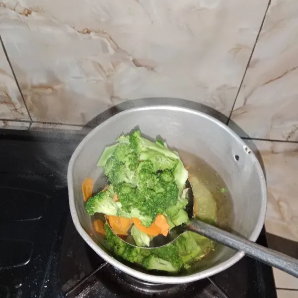 Rebus sebentar wortel dan brokoli kurang lebih 1-2 menit, tiriskan.
