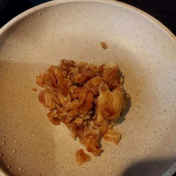 Sisir gula merah agar mudah meleleh ketika dimasak.