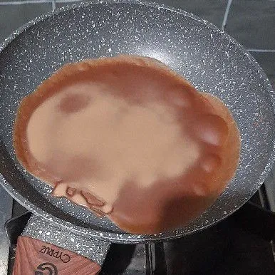 Panaskan pan, ambil adonan 1 sendok sayur lalu masak hingga matang dan angkat.
