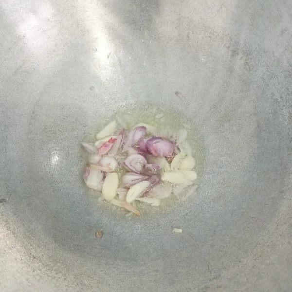 Tumis bawang merah dan bawang putih.