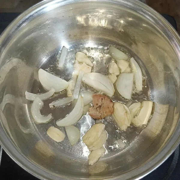 Tumis bawang bombay, bawang putih dan jahe sampai harum.