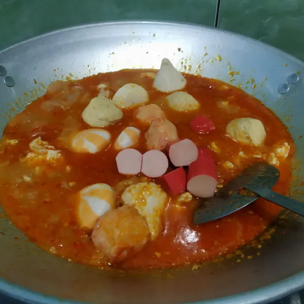 Tambahkan fish dumpling cheese, fish dumpling chicken, bakso ikan udang, salmon ball dan sosis. Aduk rata.