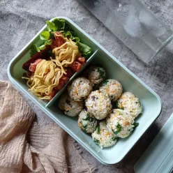 Bekal Bola Nasi Nori Dan Sosis Mie