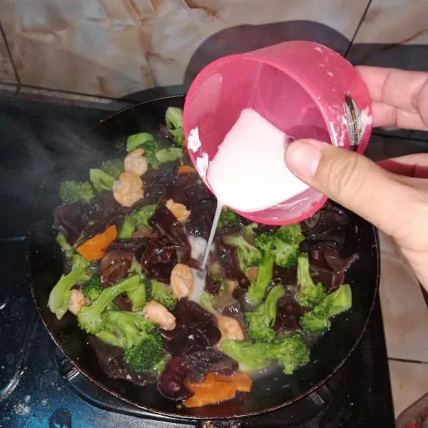 Masukan wortel dan brokoli aduk rata lalu kentalkan dengan tepung maizena dengan sedikit air.