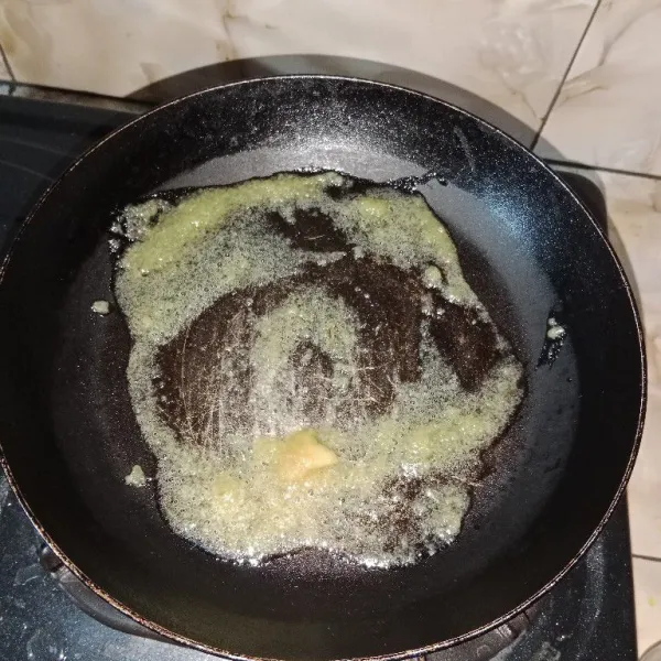 Tumis bawang merah dan bawang putih halus sampai harum.