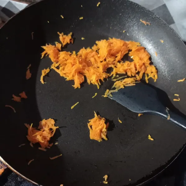 Tumis wortel sampai layu, angkat sisihkan.