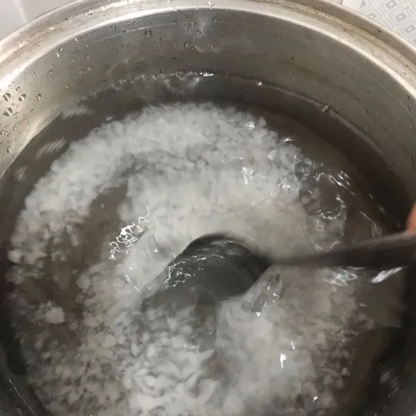 Masak air dan garam hingga garam benar-benar larut. Lalu setelah mendidih dan larut, matikan api dan dinginkan air garam.