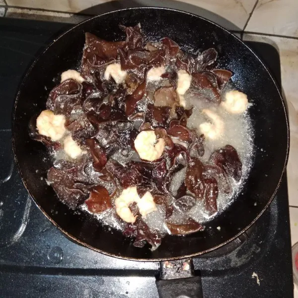 Masukan jamur kuping, air dan bumbu lainnya lalu koreksi rasa.