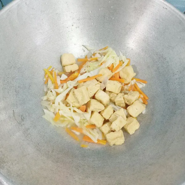 Setelah kol dan wortel matang baru masukkan tahu yang telah digoreng.