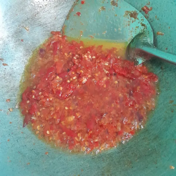 Goreng cabe giling dan tambahkan kaldu bubuk.