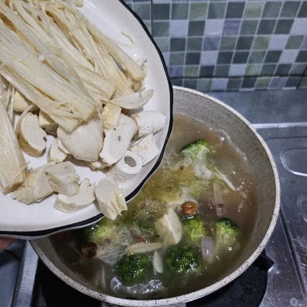 Masukkan jamur enoki dan bakso seafood.