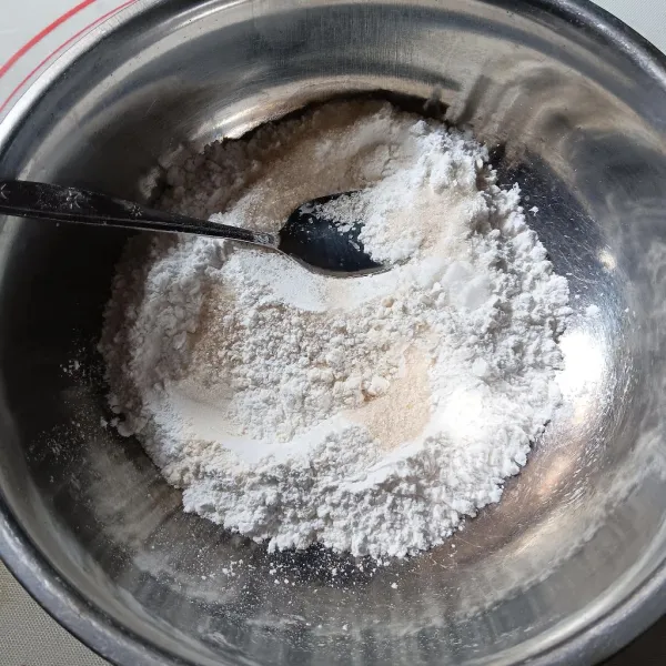 Dalam wadah lain, masukkan tepung-tepungan, garam dan gula aduk rata.