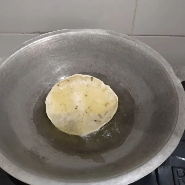 Goreng kerupuk dan sisihkan.