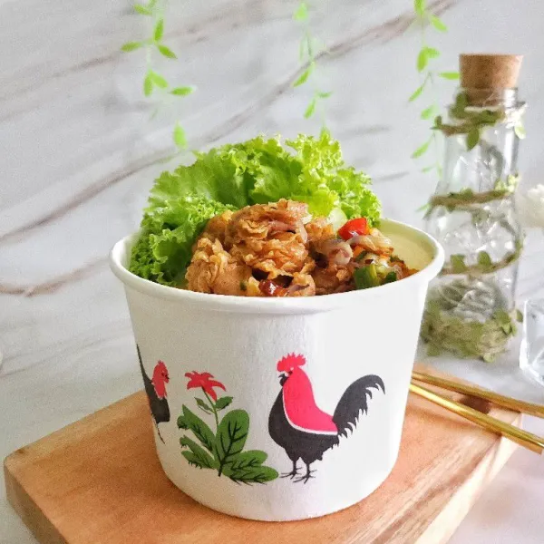 Penyajian: Tata nasi di dalam paper bowl, beri selada dan timun, lalu tata ayam popcorn di atasnya lalu sajikan.