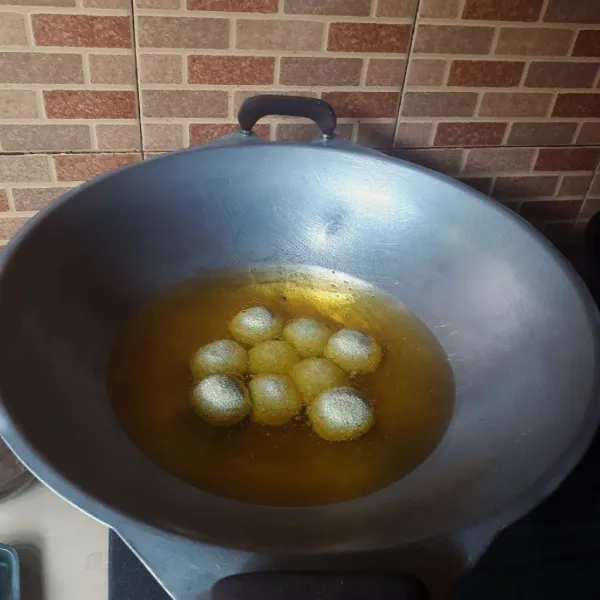Masukkan onde ke dalam minyak yang agak panas dan banyak. Masak dengan api sedang cenderung kecil.