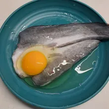Tambahkan telur, aduk rata.