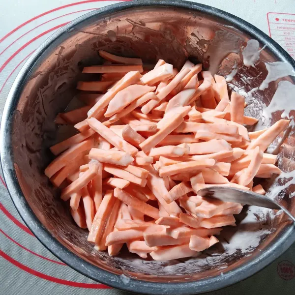 Masukkan ubi yang sudah ditiriskan sebelumnya. Aduk rata.