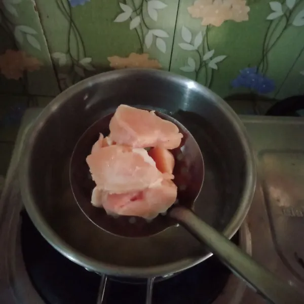 Didihkan air lalu masukkan ayam. Didihkan kembali lalu buang air rebusannya ganti dengan air baru. Rebus kembali daging ayam dan kentang.