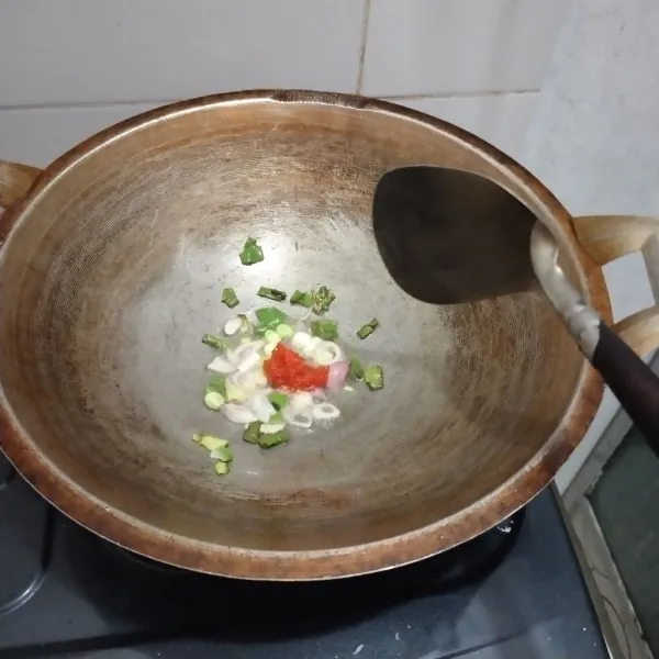 Membuat kuah : Panaskan minyak. Tumis daun bawang, bawang merah, dan bumbu yang sudah dihaluskan sampai wangi.