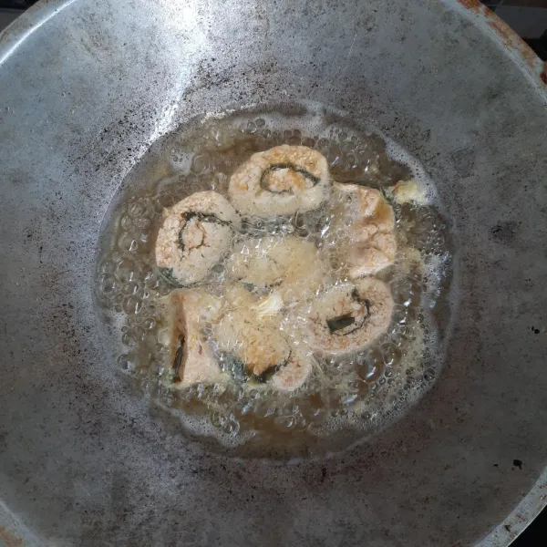 Selanjutnya goreng hingga kecoklatan.