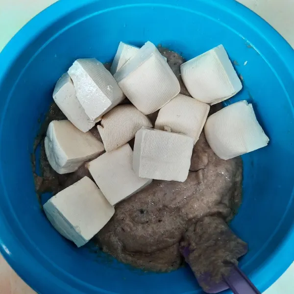 Kemudian lumatkan tahu dan aduk rata dengan bumbu.