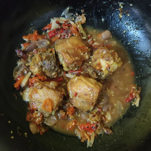 Masukkan ayam goreng, aduk hingga tercampur rata.