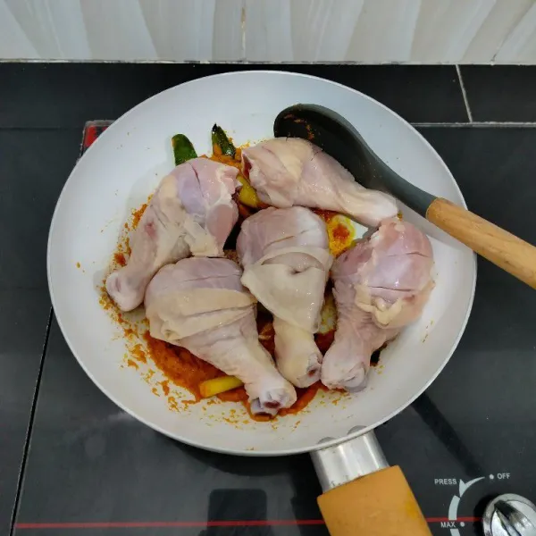 Lalu masukkan ayam, tumis bersama bumbu hingga ayam berubah warna.