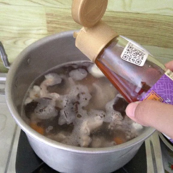 Masukkan minyak wijen, kaldu bubuk, garam dan lada putih bubuk. Koreksi rasa sesuai selera. Diamkan sebentar hingga kuah mendidih kembali.