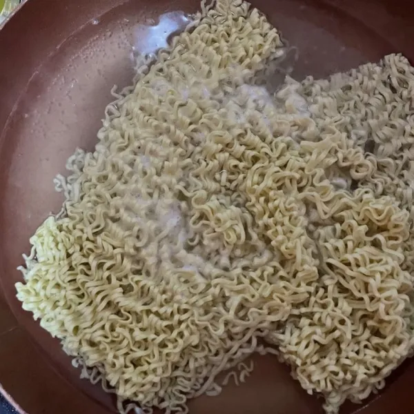 Rebus mie hingga matang.