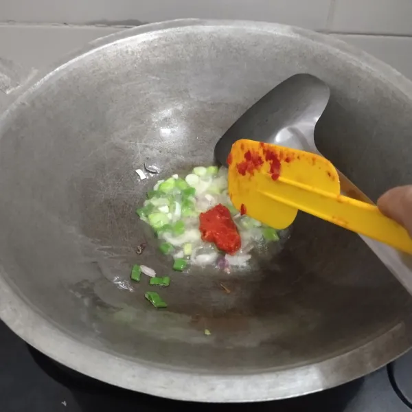Panaskan minyak. Tumis daun bawang, bawang merah, dan bumbu yang sudah dihaluskan tadi sampai wangi. Tambahkan garam, kaldu bubuk, dan merica kemudian aduk merata.