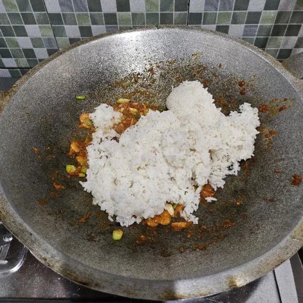 Tambahkan nasi putih, aduk rata.